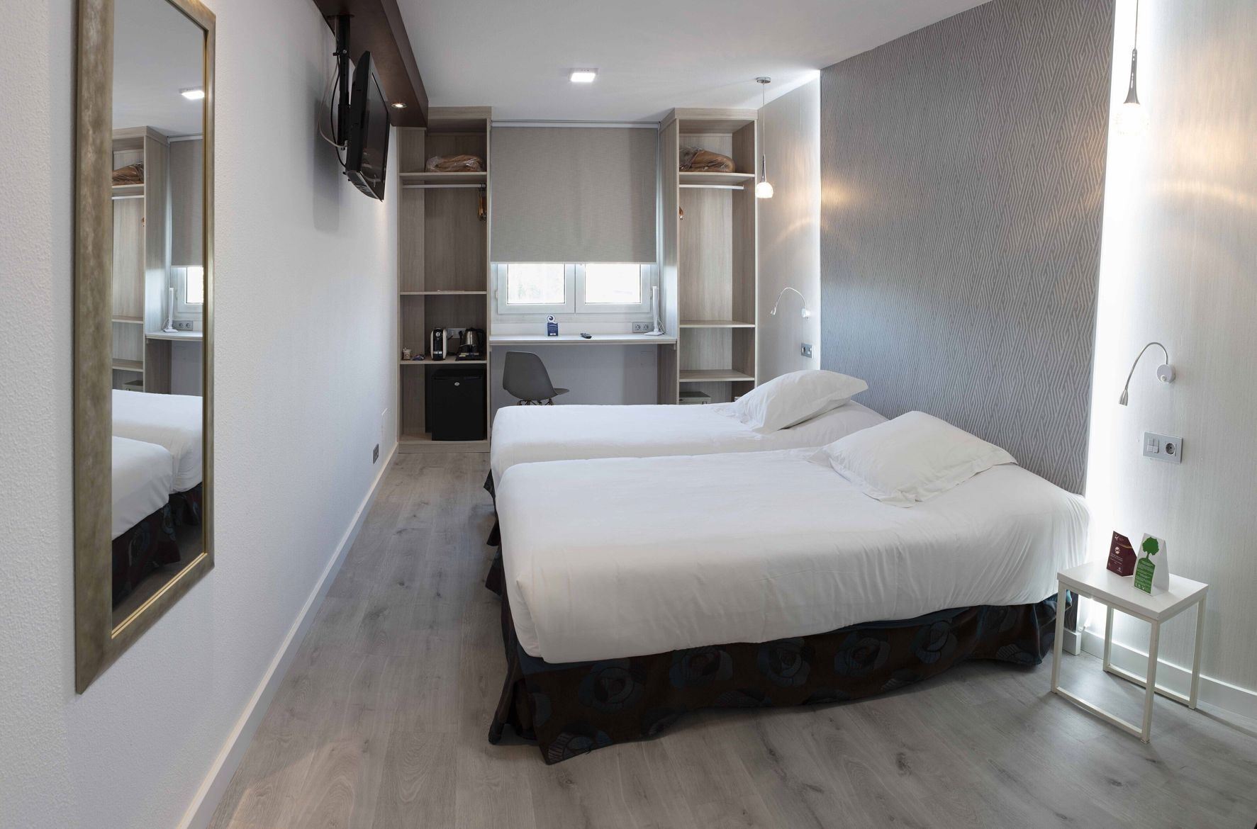 Dundyner, minibar, safe på rommet og skrivebord