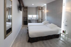 Cubrecamas, minibar, caja de seguridad en la habitación y escritorio 