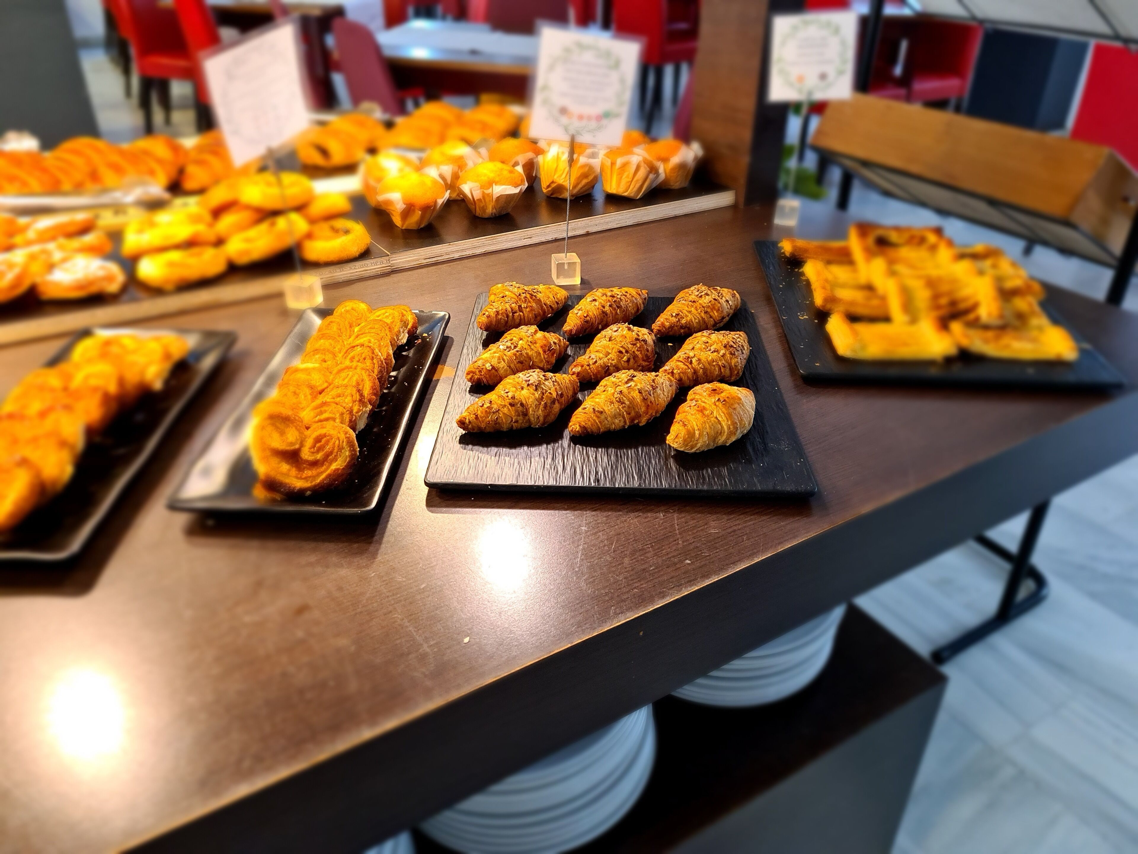 Una mesa de buffet con diversos pasteles y postres.