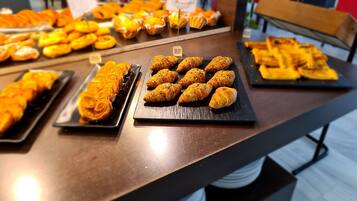 Una mesa de buffet con diversos pasteles y postres.