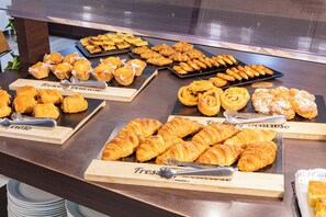Ein Buffet mit verschiedenen Backwaren wie Gebäck und Muffins.