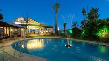 Outdoor pool, pool umbrellas, sun loungers