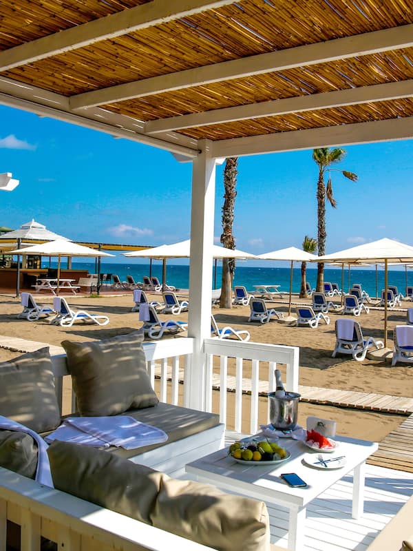 Aan een privéstrand, gratis strandhuisjes, ligstoelen, parasols