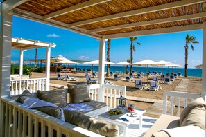 Yksityinen ranta, ilmaisia rantacabañoita, aurinkotuoleja