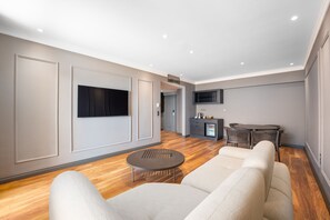 Deluxe-sviitti | Oleskelualue | Televisio, pöytätennispöytä