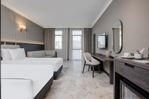 CLASSIC ROOM WITHOUT BALCONY | Baño | Ducha, artículos de higiene personal gratuitos y secador de pelo