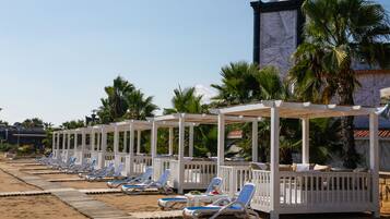 Playa privada, camas de playa gratuitas, camastros y sombrillas