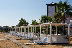 Plage privée, cabines gratuites, chaises longues, parasols