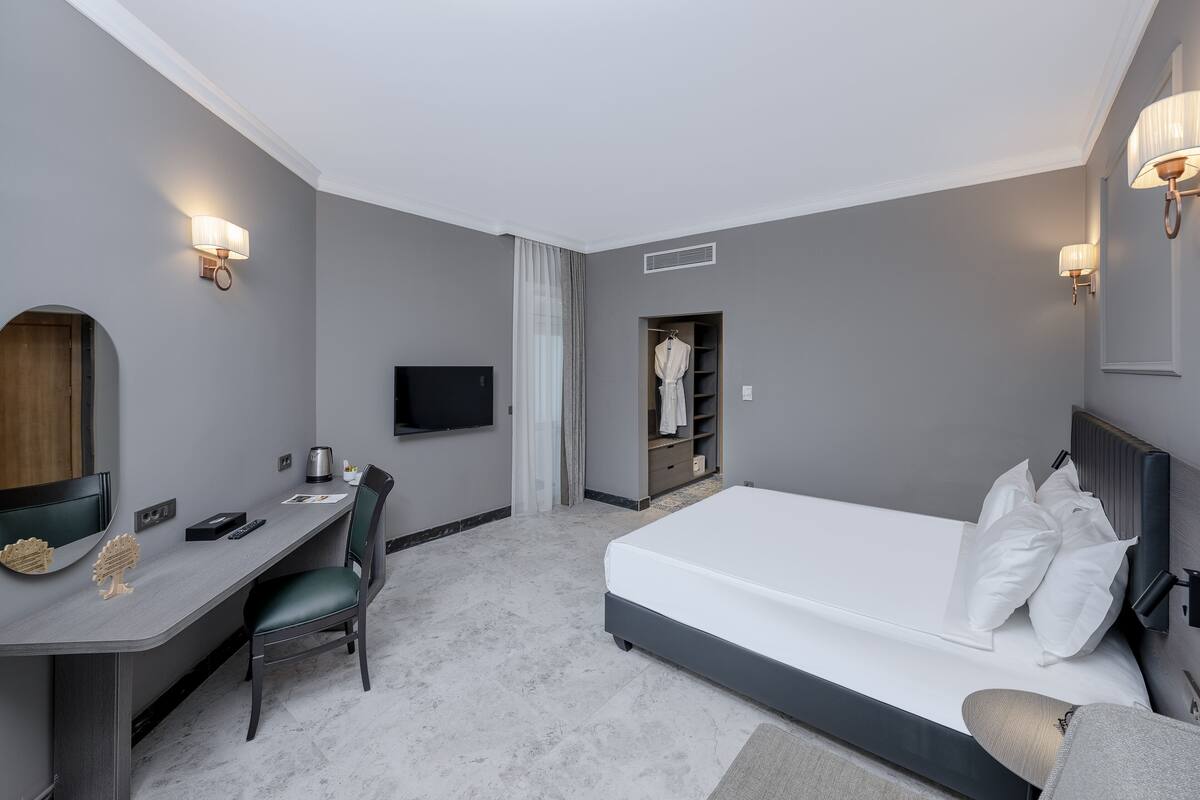 Free minibar items, in-room safe, desk, laptop workspace