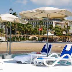 Aan een privéstrand, gratis strandhuisjes, ligstoelen, parasols