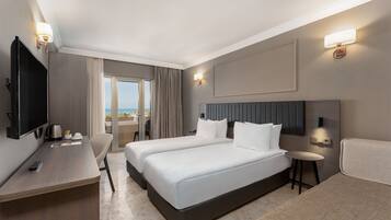 SUPERIOR ROOM SEA VIEW | Artículos del minibar gratis y caja de seguridad en la habitación