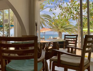 Bar junto a la piscina