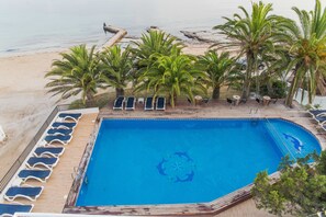 Alberca al aire libre por temporada y sombrillas en la alberca 