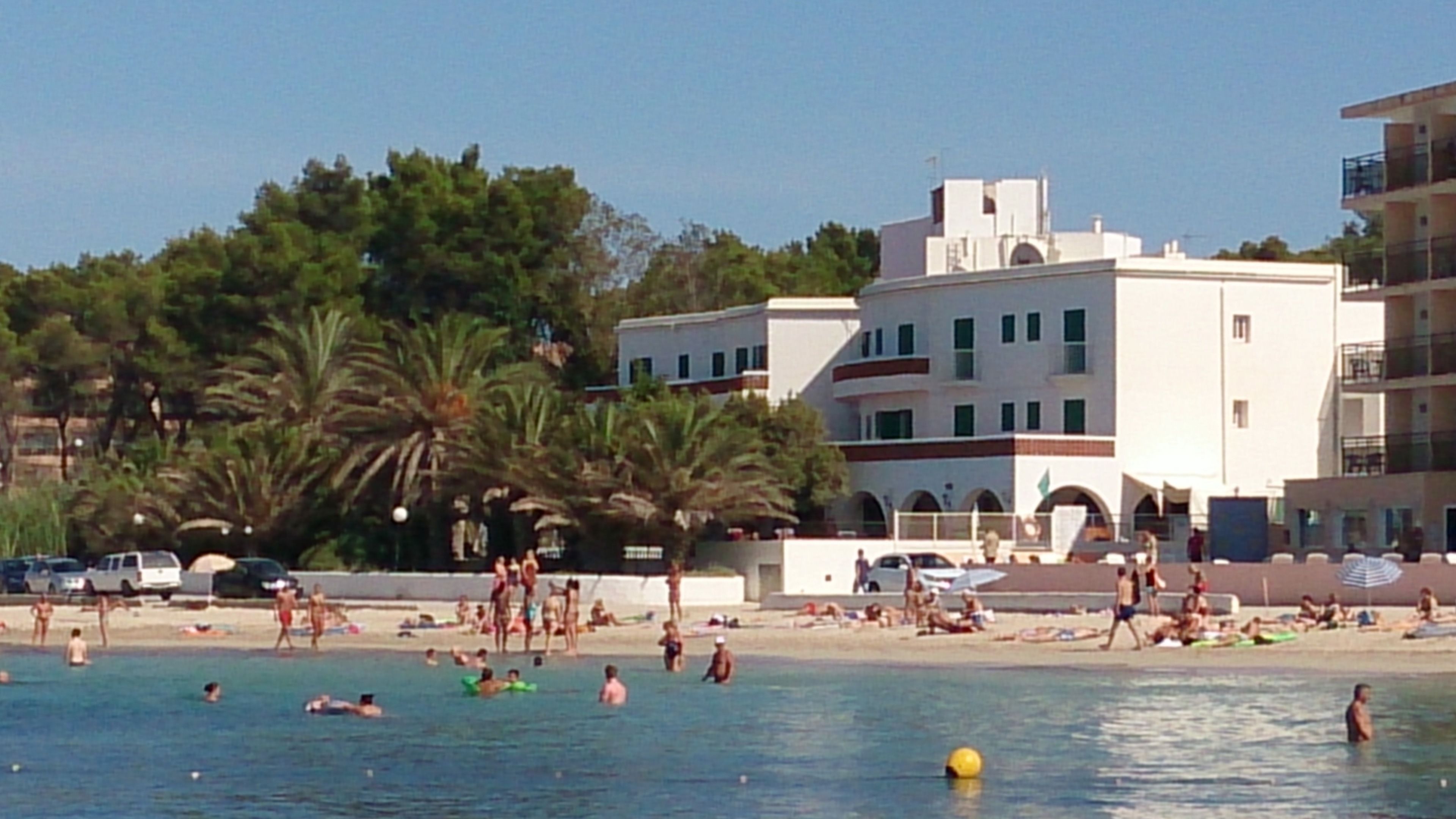 En la playa, sombrillas, toallas de playa y buceo 