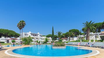 Een binnenzwembad, 6 buitenzwembaden