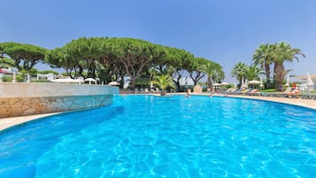 Alberca techada y 6 albercas al aire libre