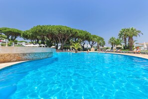 Piscina interna, 6 piscinas externas