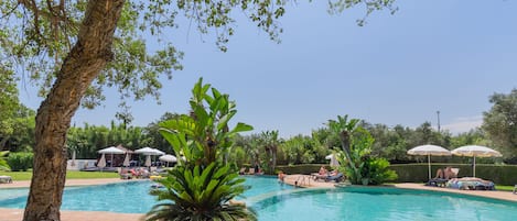 Una piscina cubierta, 6 piscinas al aire libre