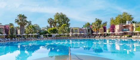 3 outdoor pools, pool umbrellas, pool loungers