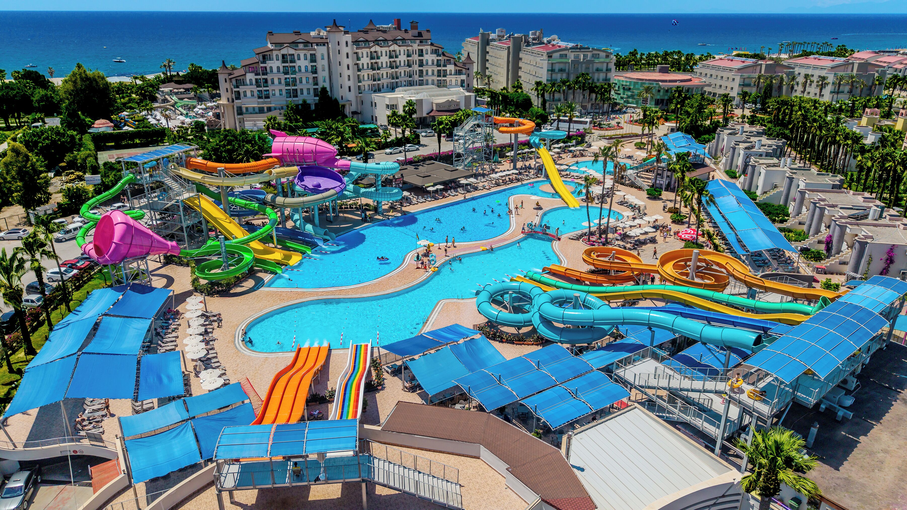 Un complexe hôtelier doté d’une grande piscine, de toboggans aquatiques et offrant une vue sur l’océan.
