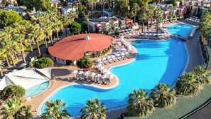 3 piscinas externas, guarda-sóis, espreguiçadeiras