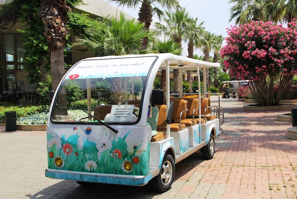 Privat strand, gratis transport till/från stranden och solstolar
