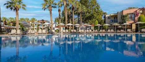 3 outdoor pools, pool umbrellas, pool loungers