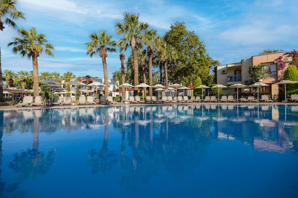 3 outdoor pools, pool umbrellas, pool loungers