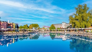 3 piscines extérieures, parasols de plage, chaises longues