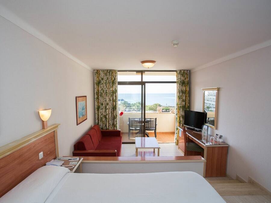 Minibar, caja fuerte, escritorio y ropa de cama