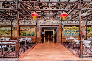 5 restaurantes; se sirve desayuno, almuerzo y cena; cocina italiana