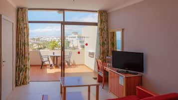 Minibar, coffres-forts dans les chambres, bureau, draps fournis