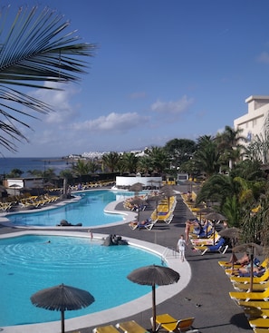 2 outdoor pools, open 10:00 AM to 6:00 PM, pool umbrellas, sun loungers - Hotel Beatriz Playa & Spa (Tías)