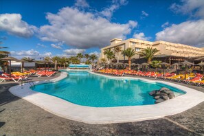 2 outdoor pools, open 10:00 AM to 6:00 PM, pool umbrellas, pool loungers - Hotel Beatriz Playa & Spa (Tías)