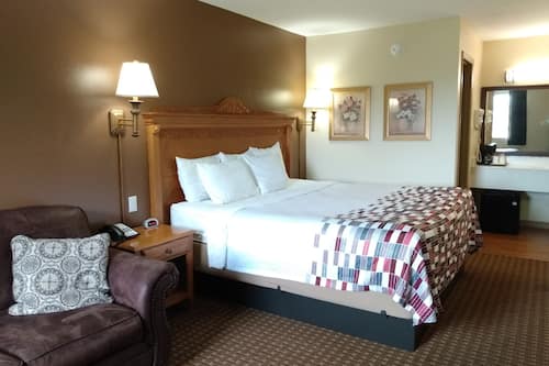 Standard Room, 1 King Bed | Desk, blackout drapes, iron/ironing board, free cribs/infant beds