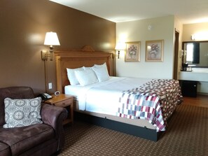 Escritorio, cortinas blackout y tabla de planchar con plancha 