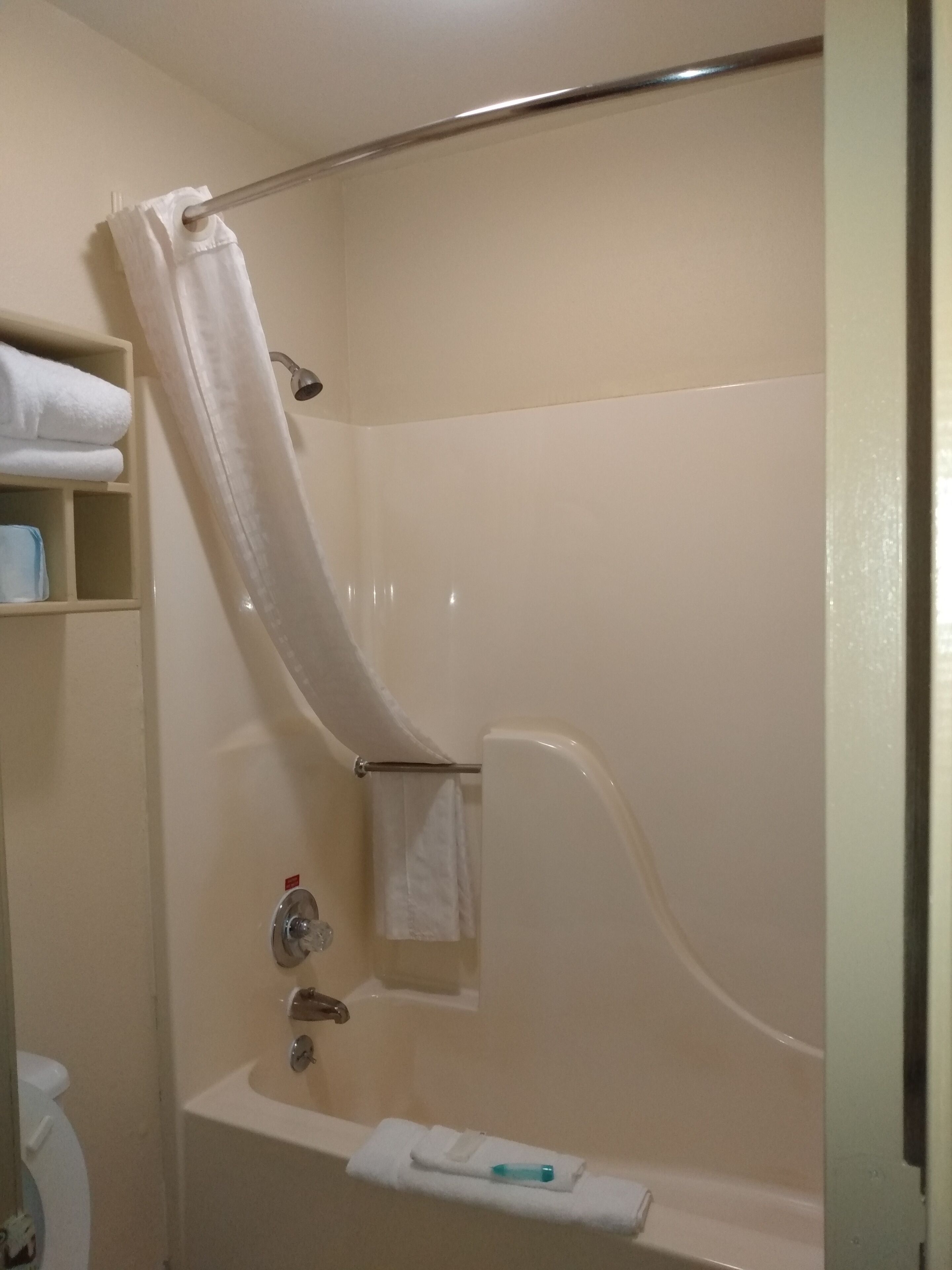 Combined shower/bathtub, free toiletries, hair dryer, towels