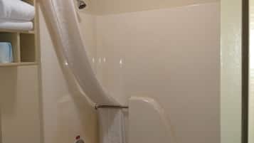 Combined shower/bathtub, free toiletries, hair dryer, towels