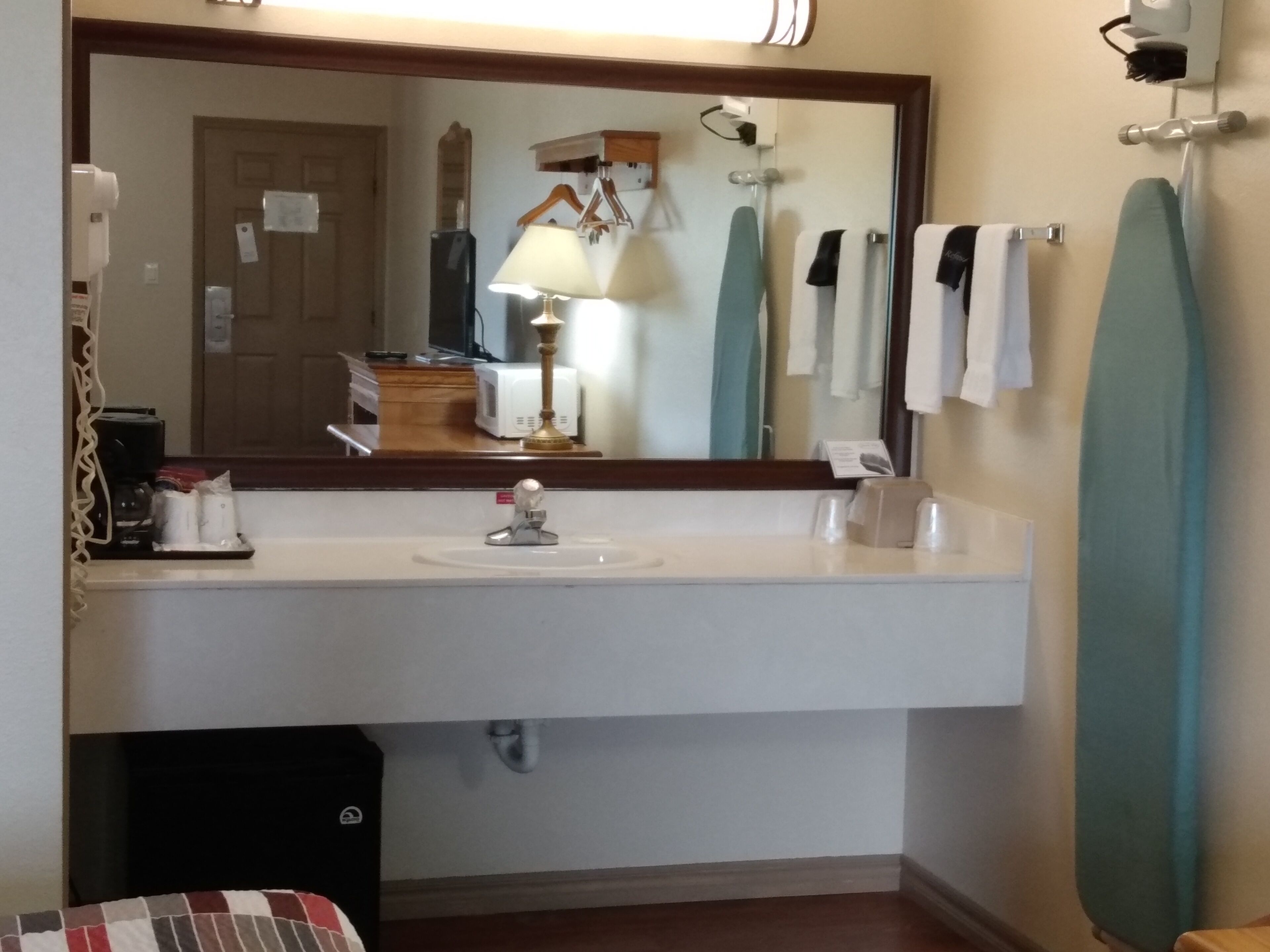 combined shower/bathtub, free toiletries, hair dryer, towels