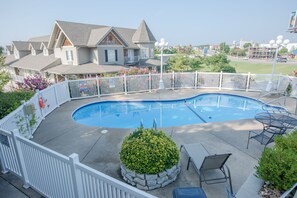 Una piscina al aire libre de temporada