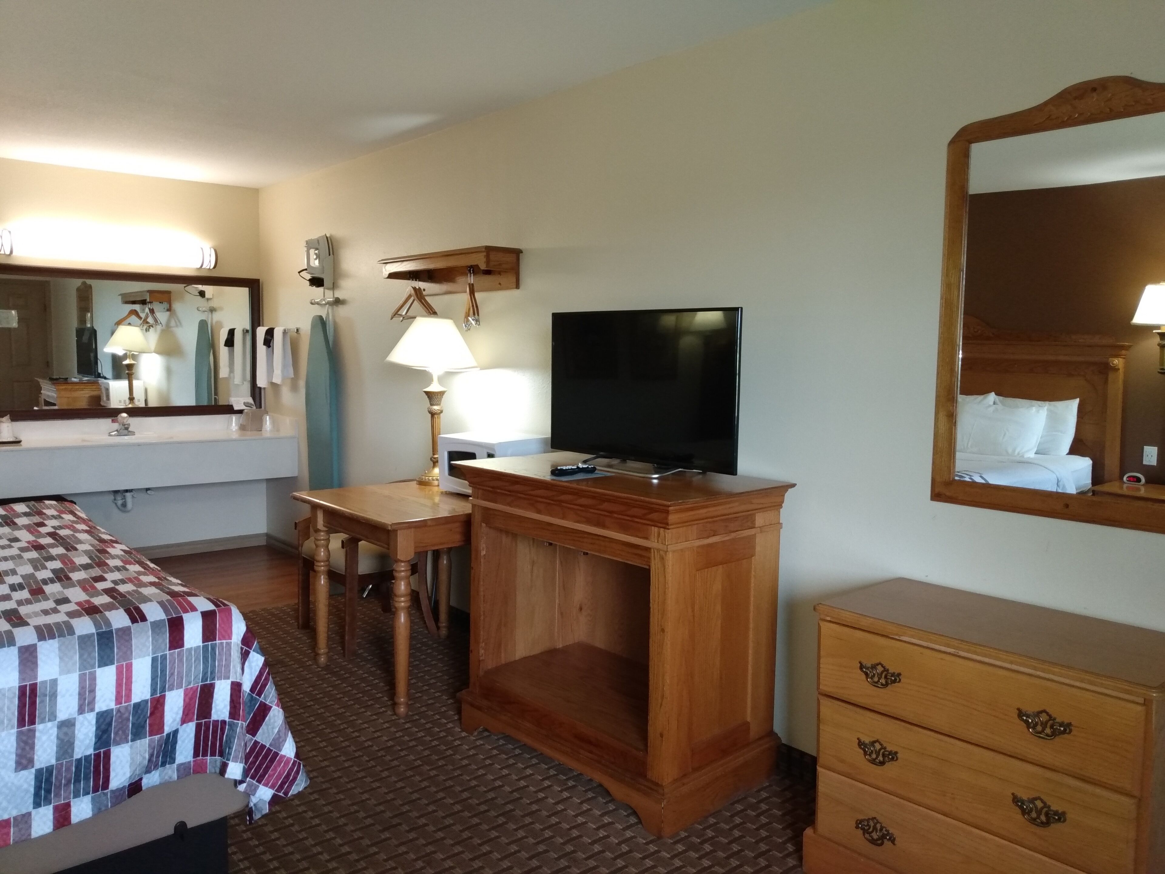 standard room, 1 king bed | desk, blackout curtains, iron/ironing board, free cots/infant beds