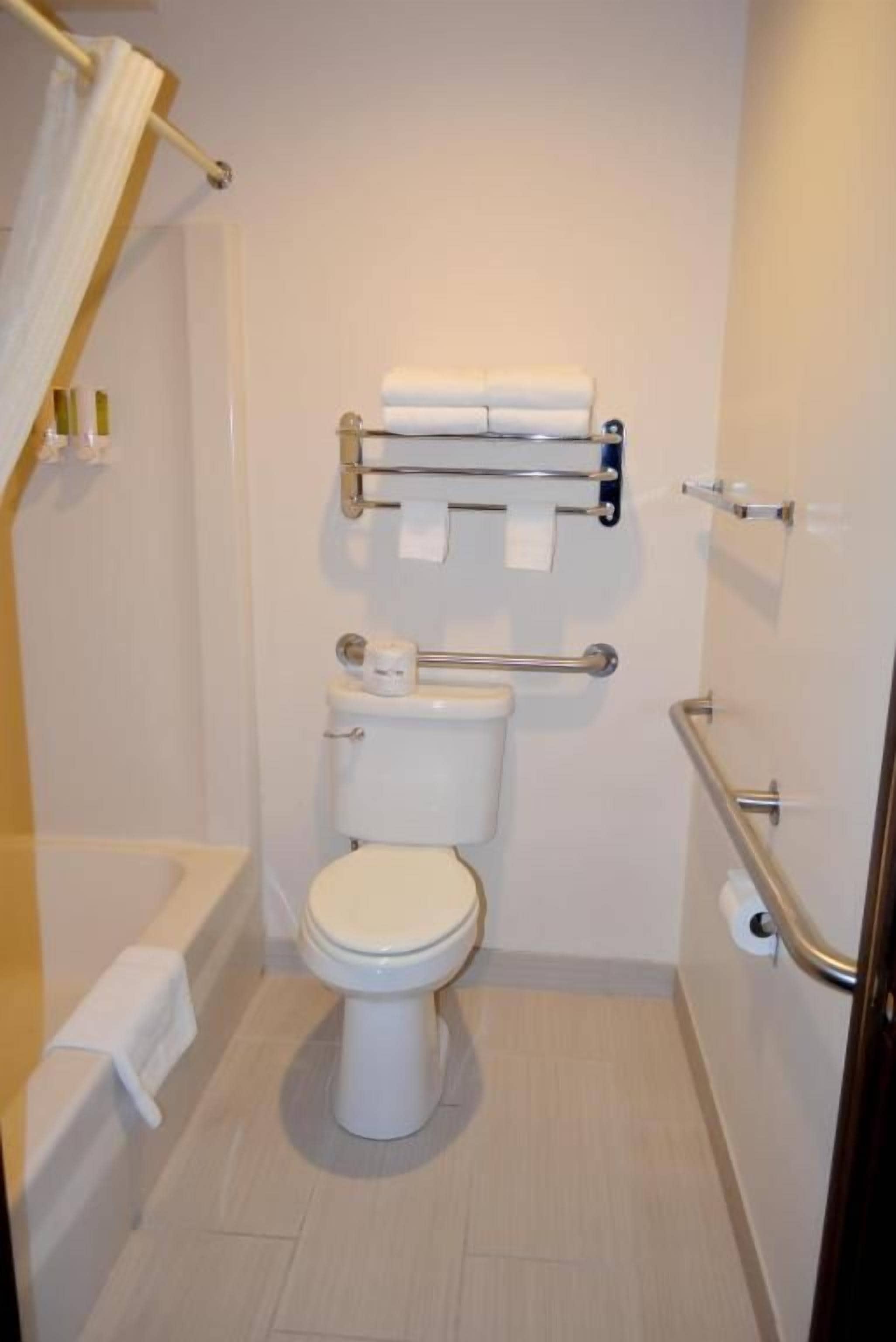 Combined shower/bathtub, hair dryer, towels