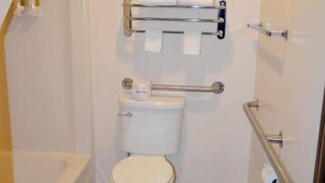 Combined shower/bathtub, hair dryer, towels