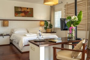 A hotel room with a bed, bedside table, lamp, TV, and a plant. - 4Reasons Hotel And Bistro | 12+ (Bodrum)