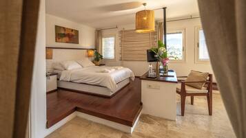 Minibar, caja de seguridad en la habitación y escritorio