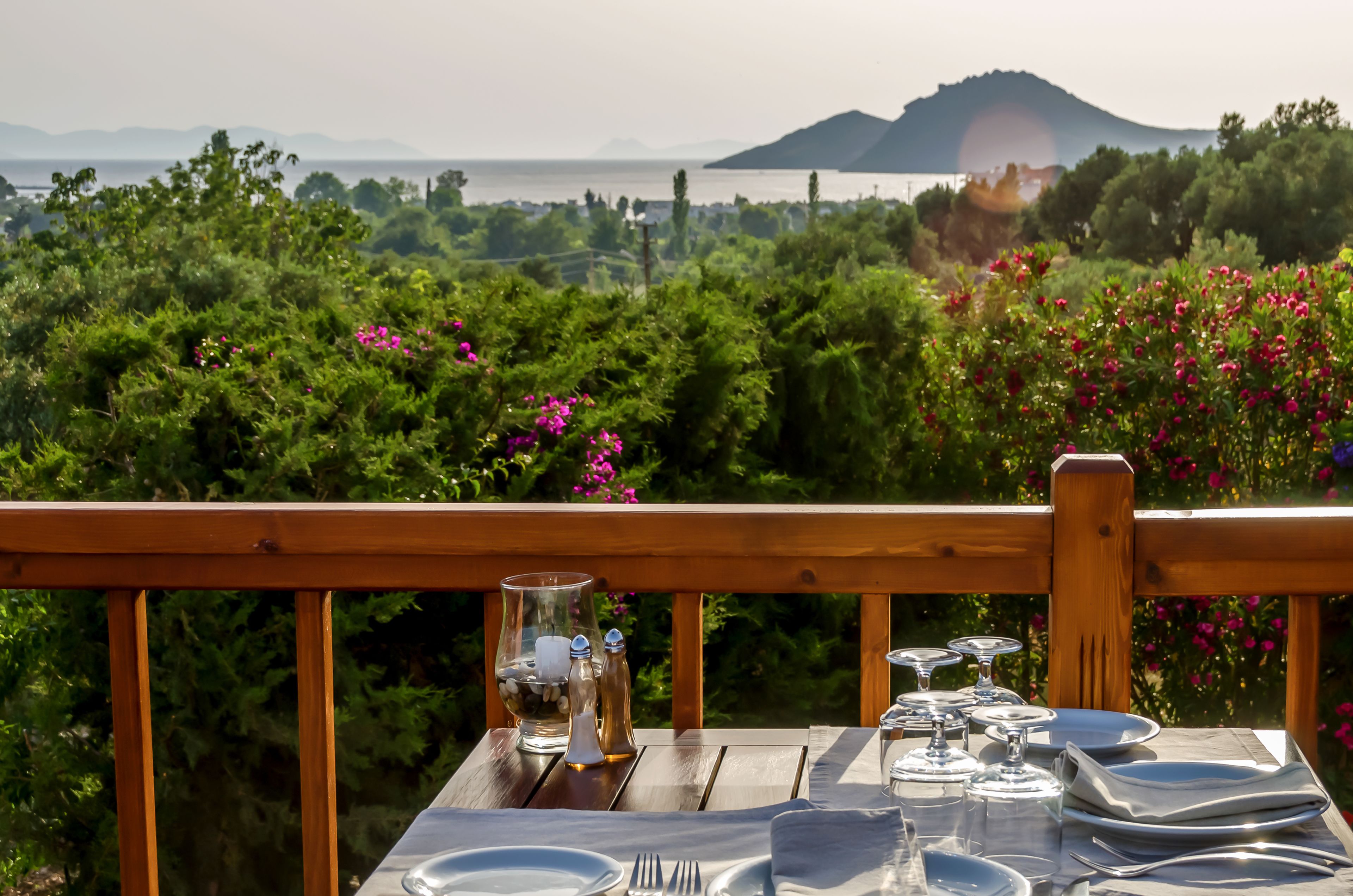 Se sirven desayunos, almuerzos y cenas (con vistas a la piscina) 