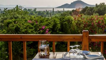 Se sirven desayunos, almuerzos y cenas (con vistas a la piscina)