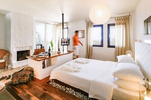 Minibar, coffres-forts dans les chambres, bureau