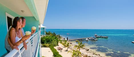 Signature appartement, 2 slaapkamers, uitzicht op het strand, aan zee | Uitzicht op strand/zee