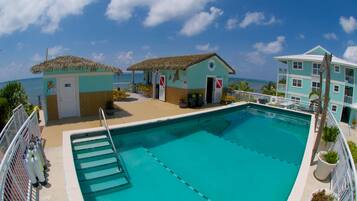 2 piscines extérieures, parasols de plage